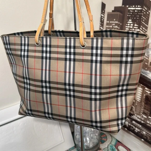 Burberry London Tote handbag A beautiful and clean Burberry bag, great condition